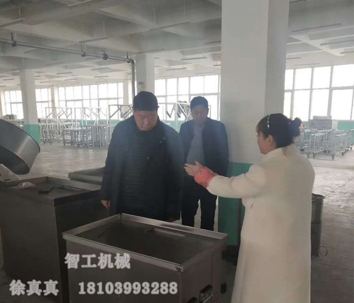 魯山老客戶再次來許昌智工考察訂購湯圓機、元宵制陷機！