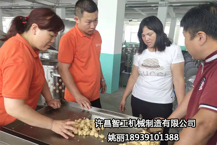 河南周口客戶自帶原料到許昌智工考察、試機制餡機?。ㄗ龈恻c）