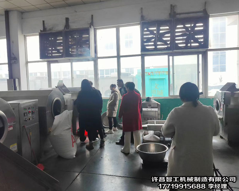 客戶(hù)來(lái)廠(chǎng)現(xiàn)場(chǎng)試機(jī)并訂購(gòu)電磁炒辣椒機(jī)一臺(tái)